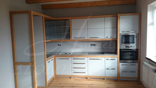Kuchynská linka sivá v kombinácii s drevom